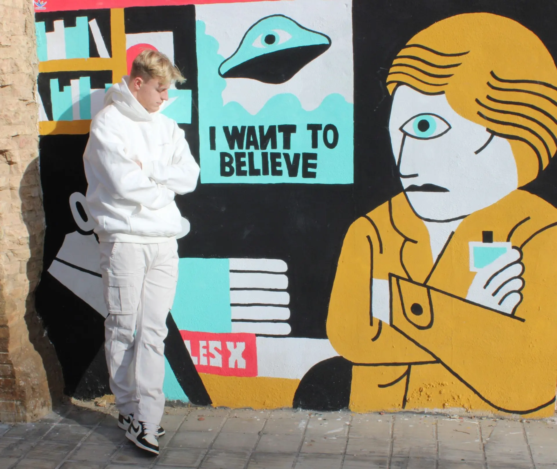 muurschildering believe urban model hoodie offwhite cargo kit