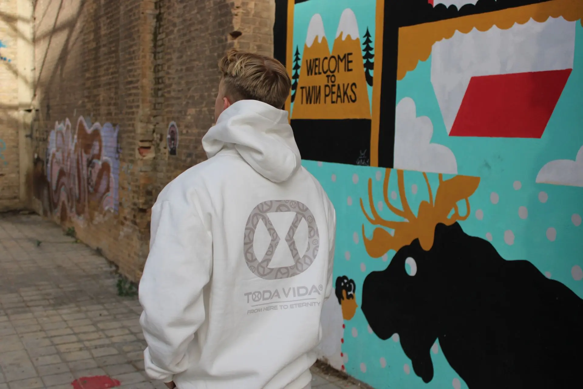 model hoodie offwhite urban muur