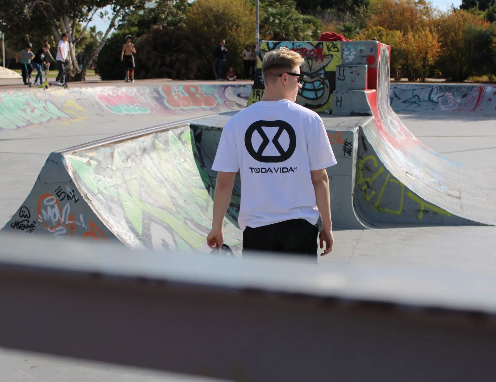 model tshirt wit logo skatepark grafiti