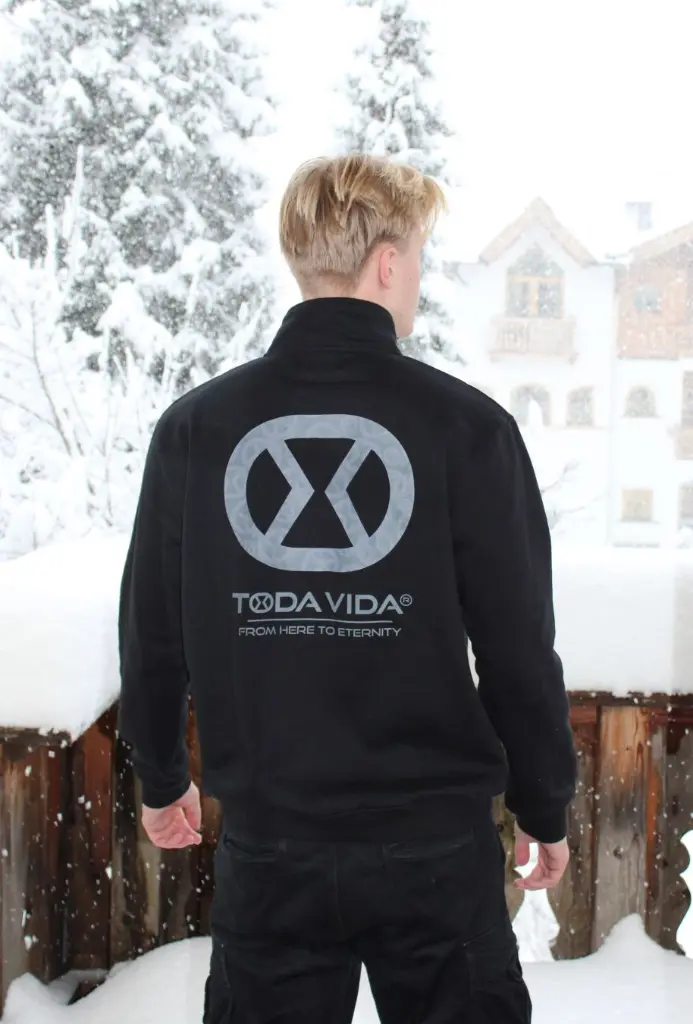halfzip zwart in sneeuw.webp