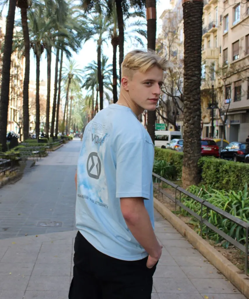 tshirt blauw voorkant 1.webp
